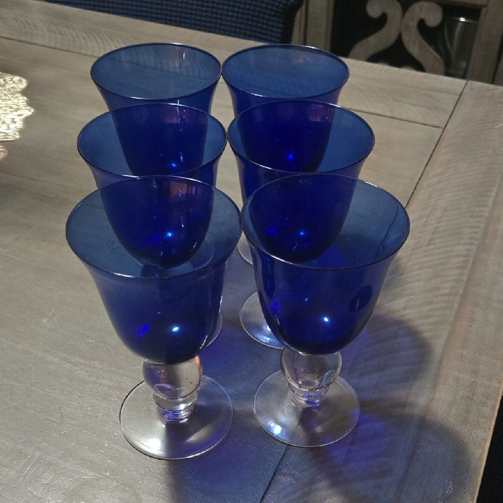 Elegant Blue Wine Glass Set